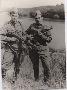 Я и Михаил на военных сборах  в гор. Гайсине, Украина. 1970 год